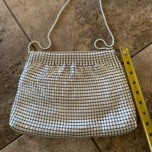 WHITE METAL HOLLYWOOD VINTAGE SLINKY EVENING PURSE With Wire Strap